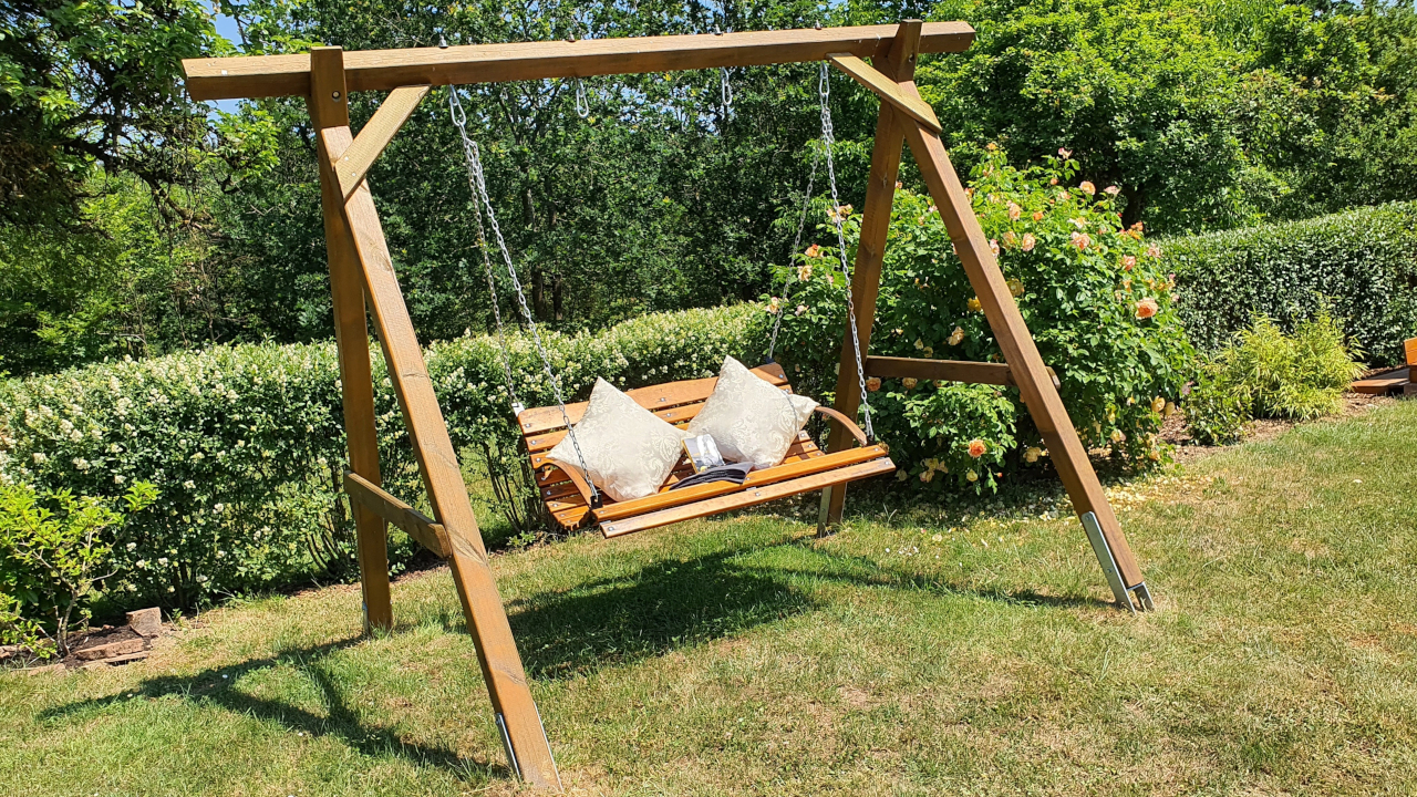 Schaukel aus Holz im Garten