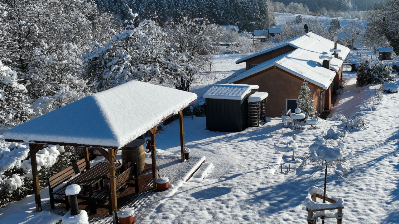 Luftbild vom Ferienhaus im Winter mit Schnee
